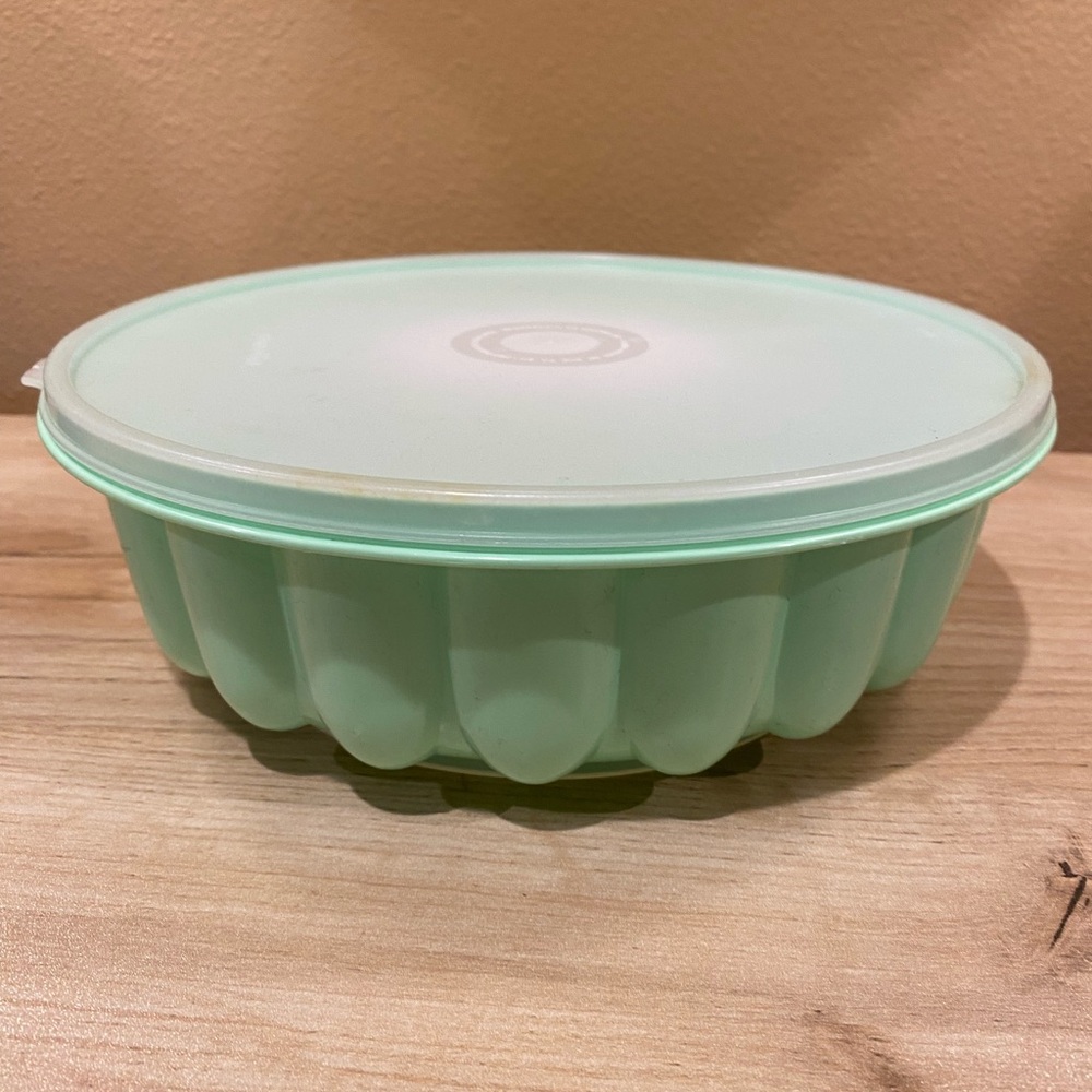 TUPPERWARE vtg MINT GREEN jello mold